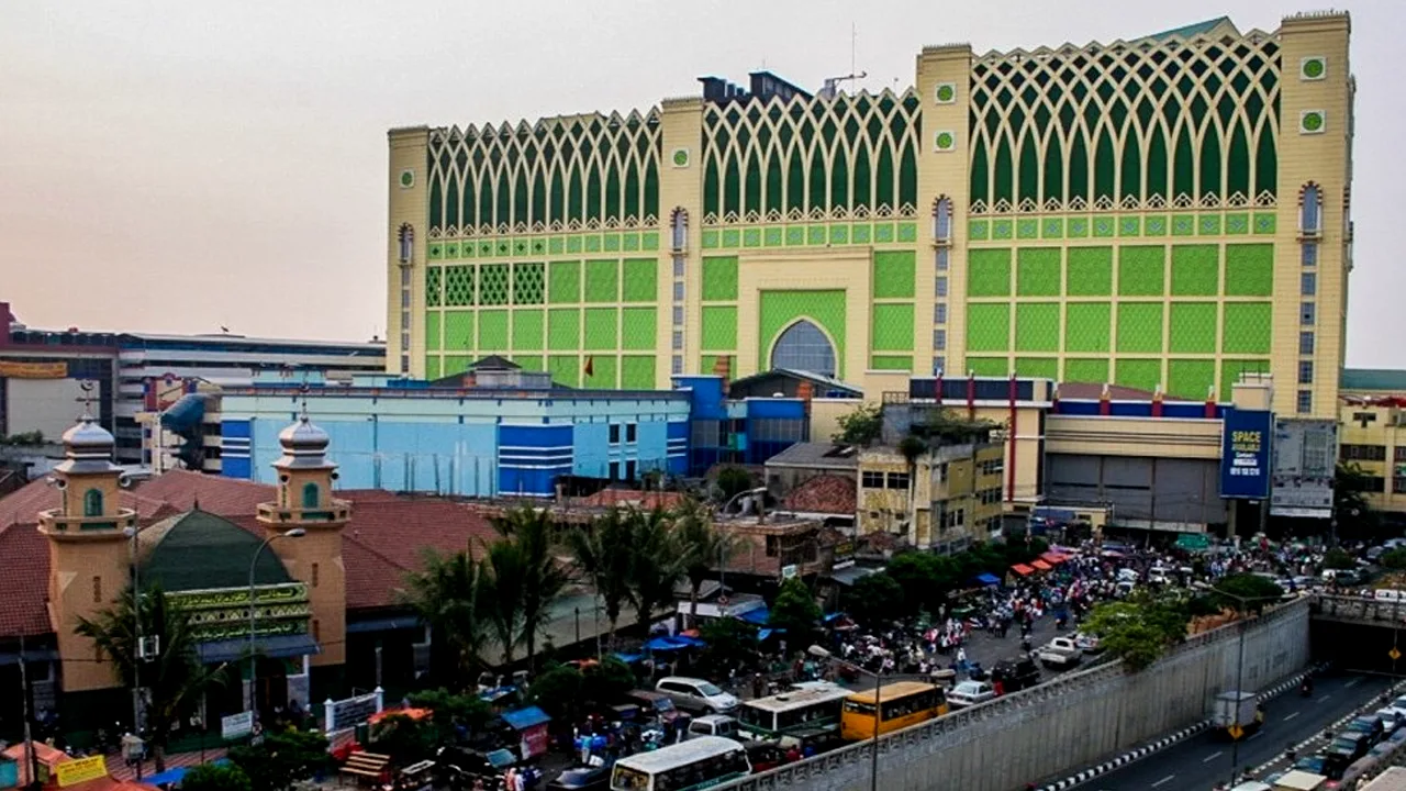 Pembeli Baju Pasar Tanah Abang Turun Lebih dari 50